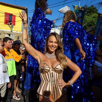 Paolla Oliveira usa look à la Madonna em bloco de Carnaval, no Rio de Janeiro