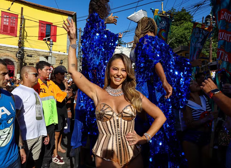 Paolla Oliveira usa look à la Madonna em bloco de Carnaval, no Rio de Janeiro