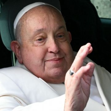 Médico revela que Papa Francisco esteve à beira da morte durante internação