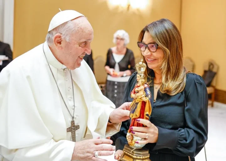 Janja se encontra com o Papa em Roma e agradece orações por saúde de Lula