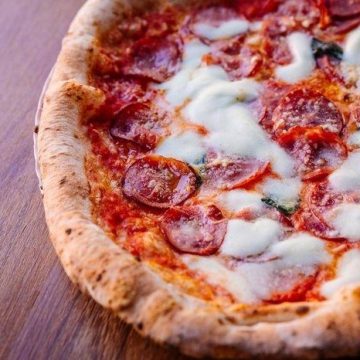 Calabresa lidera como sabor de pizza mais pedido no Brasil; veja ranking