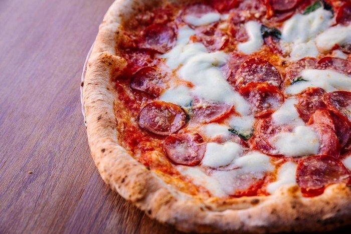 Calabresa lidera como sabor de pizza mais pedido no Brasil; veja ranking