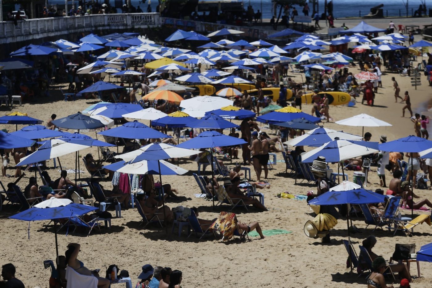 Uma semana após limitação, sombreiros voltam a dominar o Porto da Barra