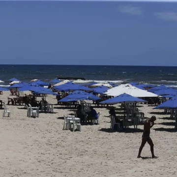 Aluguel de sombreiro e cadeira no Porto da Barra chega a R$ 120; no Buracão, pode sair de graça