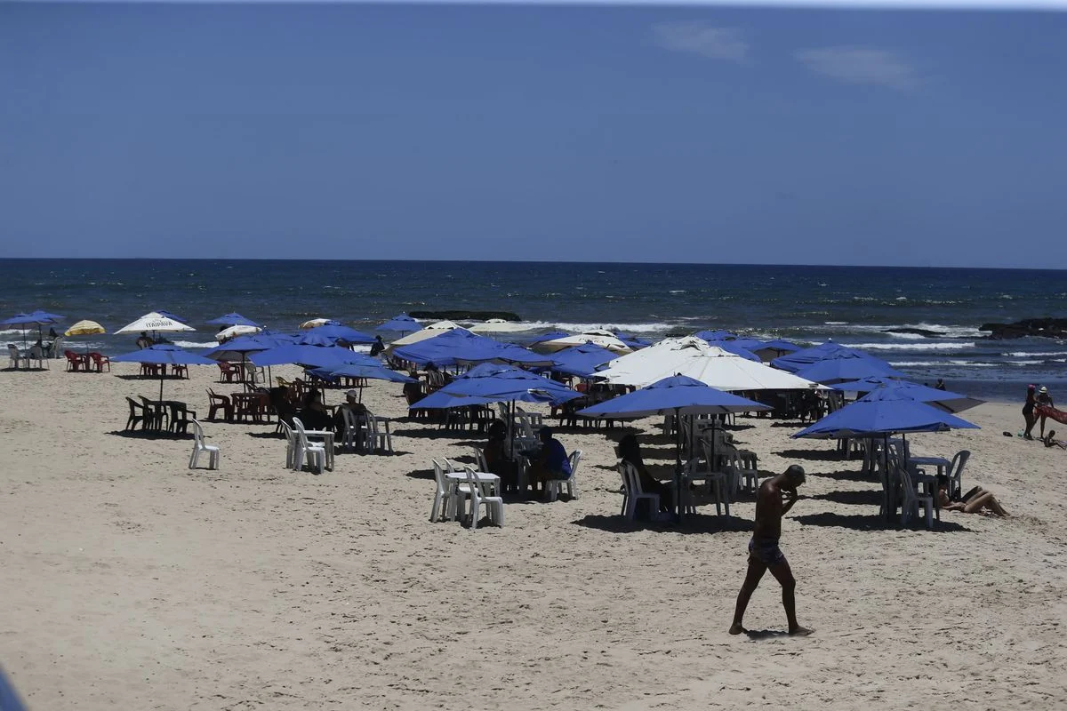 Aluguel de sombreiro e cadeira no Porto da Barra chega a R$ 120; no Buracão, pode sair de graça