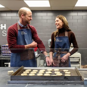 Kate Middleton e Príncipe William colocam a mão na massa e distribuem bolos no País de Gales