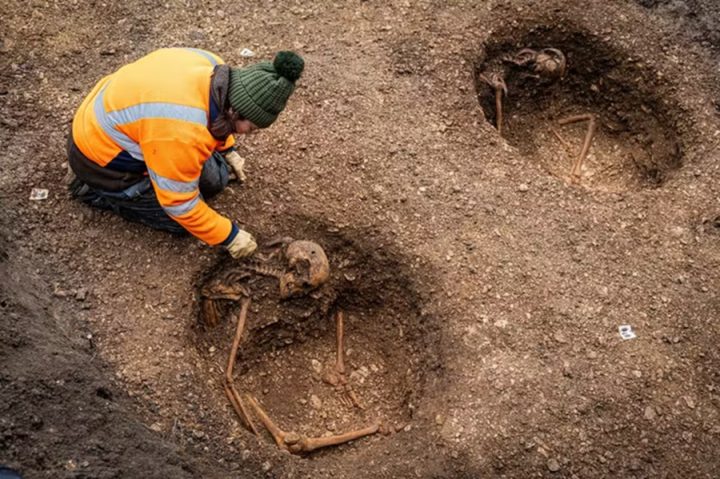 Obras em escola na França revelam cemitério de 2 mil anos com cadáveres sentados