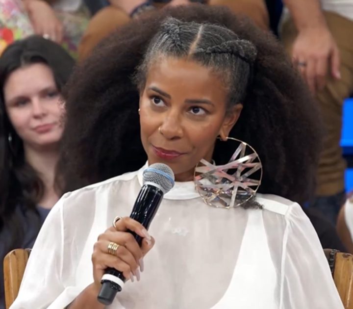 No Altas Horas, Rita Batista se emociona ao relembrar morte de parentes: ‘Inesquecível’