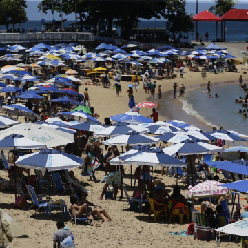 Após limitação de sombreiros no Porto da Barra, ambulantes chegam a cobrar R$ 27 por cerveja