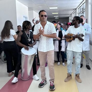 Músicos da Timbalada fazem show especial para pacientes do Hospital Roberto Santos