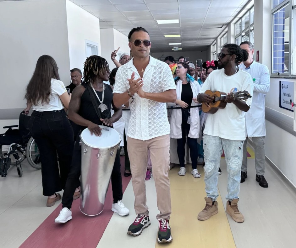 Músicos da Timbalada fazem show especial para pacientes do Hospital Roberto Santos