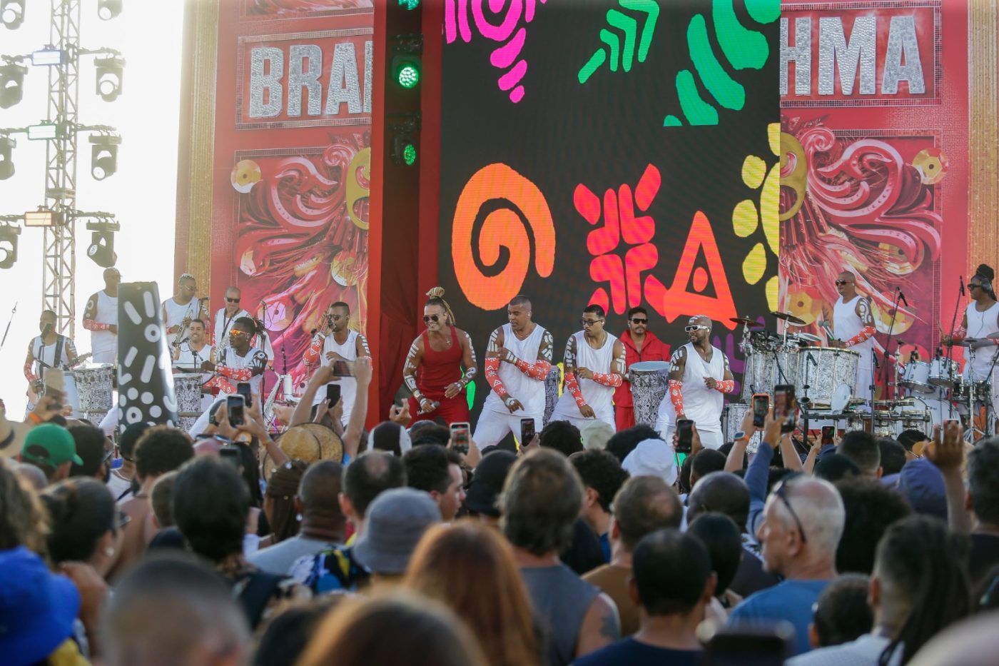 Timbalada leva show gratuito ao Farol da Barra em ação promovida pela Brahma; veja fotos