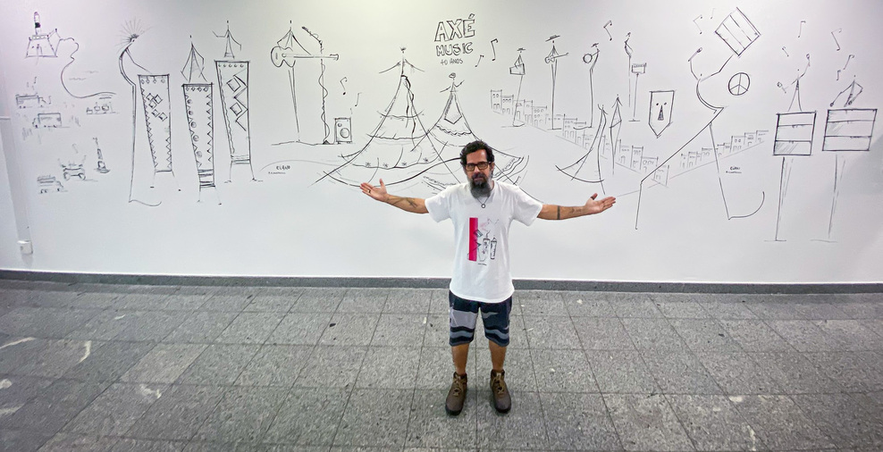 Aeroporto de Salvador celebra 40 anos do Axé Music com intervenção artística de Elano Passos