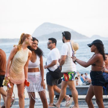 Haja festa! Marina Ruy Barbosa curte bloco de rua no Rio de Janeiro