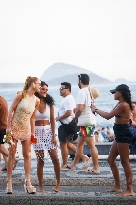 Haja festa! Marina Ruy Barbosa curte bloco de rua no Rio de Janeiro