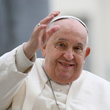 Papa Francisco passa bem a noite e não precisou de ventilação mecânica para respirar, informa Vaticano