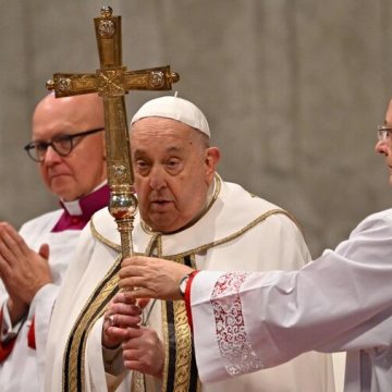 Internado com pneumonia, Papa Francisco deixa de usar máscara de oxigênio