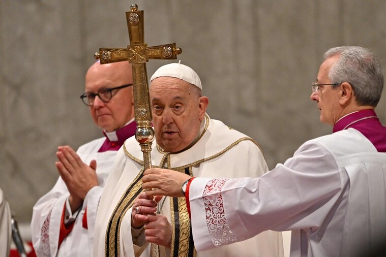 Internado com pneumonia, Papa Francisco deixa de usar máscara de oxigênio