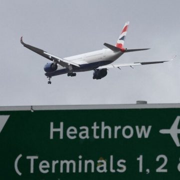 Aeroporto de Heathrow, em Londres, voltará a funcionar neste sábado (22)