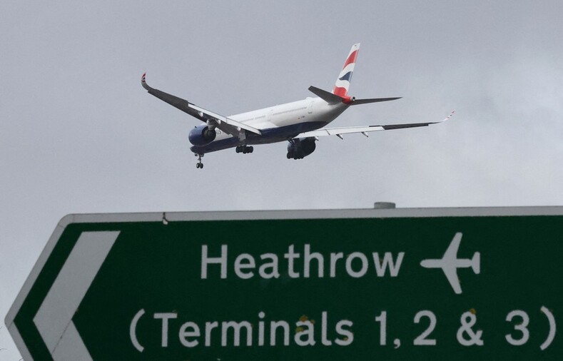 Aeroporto de Heathrow, em Londres, voltará a funcionar neste sábado (22)