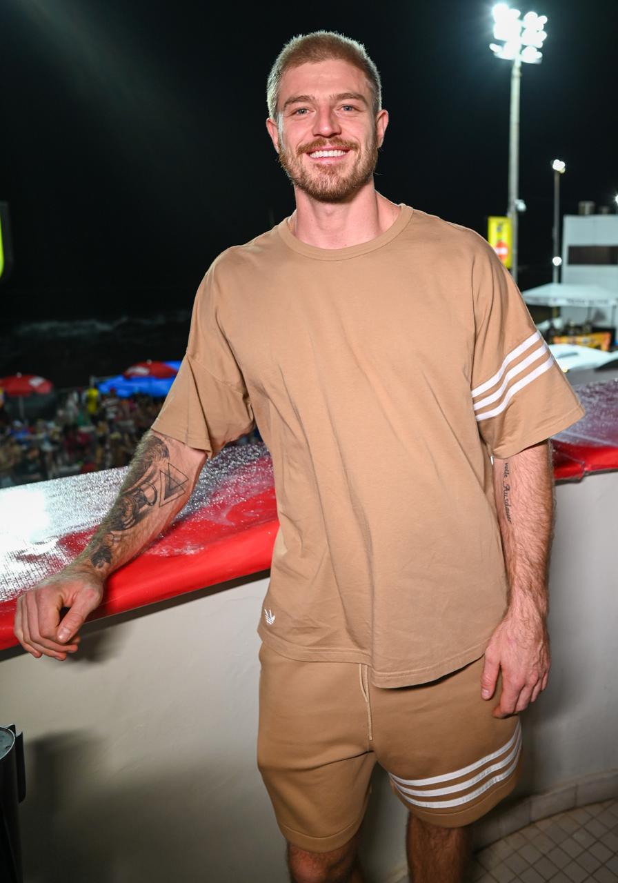 Pela primeira vez no Carnaval de Salvador, Kaique Cerveny curte folia no Expresso 2222 – Foto: Elias Dantas/Alô Alô Bahia