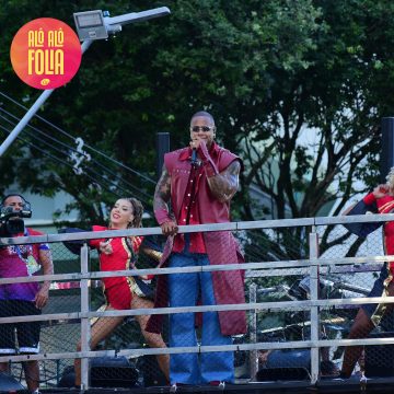 Em maratona carnavalesca, Léo Santana agita Barra-Ondina e faz homenagem a Preta Gil