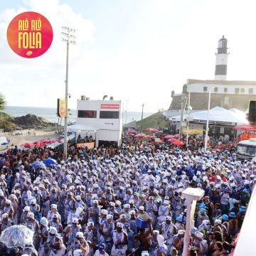 Filhos de Gandhy forma tapete branco em segundo dia de desfile no Carnaval de Salvador; veja fotos