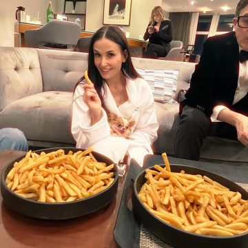 Demi Moore ‘desconta’ derrota no Oscar em porção de batatas fritas