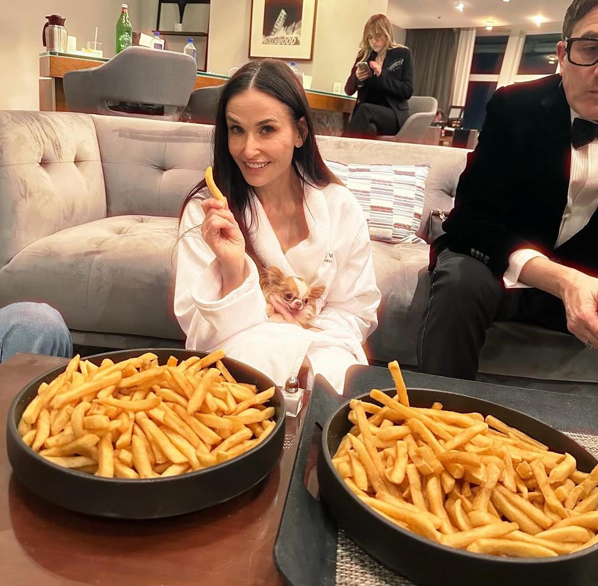Demi Moore ‘desconta’ derrota no Oscar em porção de batatas fritas
