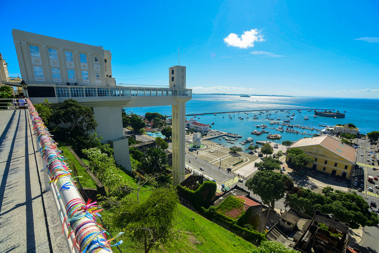 Importante cartão-postal de Salvador, Elevador Lacerda transporta 250 mil pessoas um mês após reforma