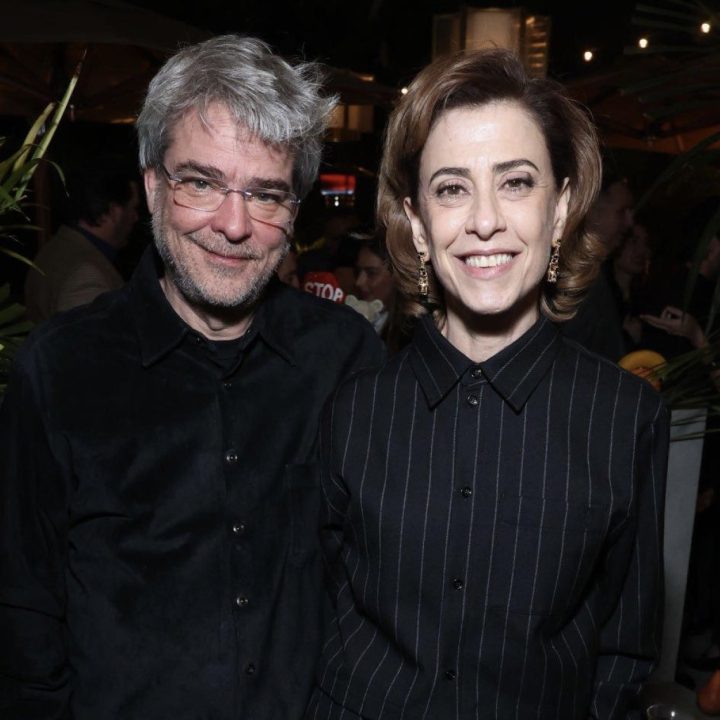 Fernanda Torres marca presença em festa pré-Oscar ao lado do marido em Los Angeles