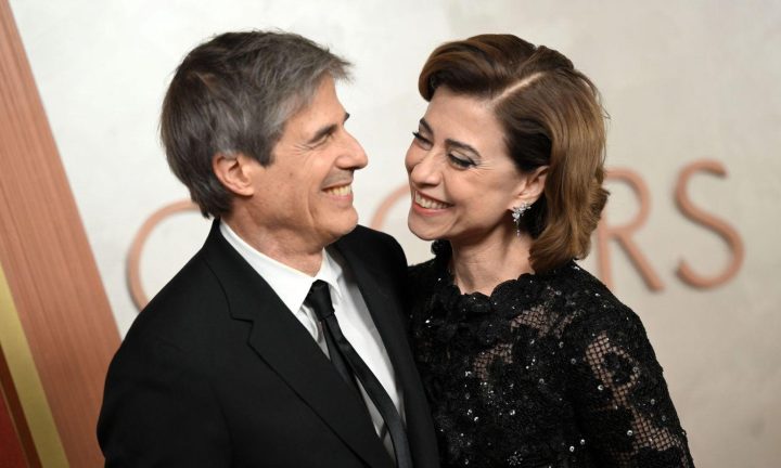 Walter Salles e Fernanda Torres no tapete vermelho do Oscar – Foto: Getty Images