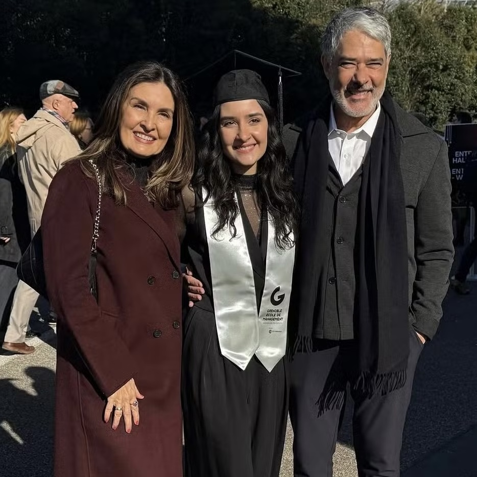 Filha de Bonner e Fátima compartilha momentos divertidos em Paris após formatura