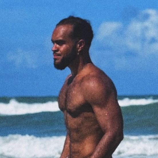 Fran Gil faz alegria dos fãs com fotos de sunga na praia