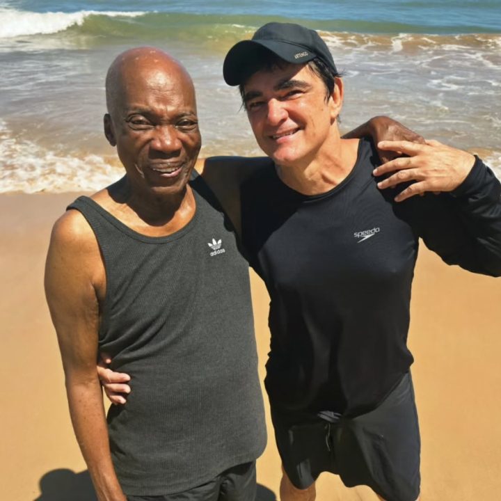 Na Bahia, Milton Nascimento e Samuel Rosa curtem viagem juntos: ‘Lugar que amo tanto’