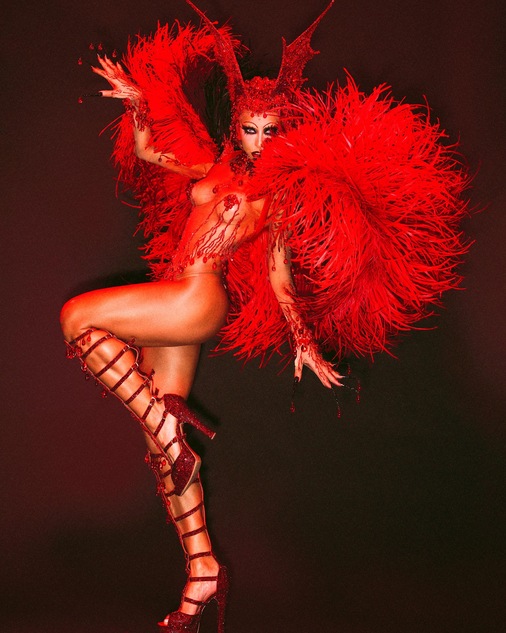 Sabrina Sato se transforma em vampira e brilha em desfile na Marquês de Sapucaí