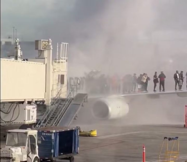 Avião da American Airlines pega fogo no aeroporto de Denver, e passageiros se aglomeram em asa