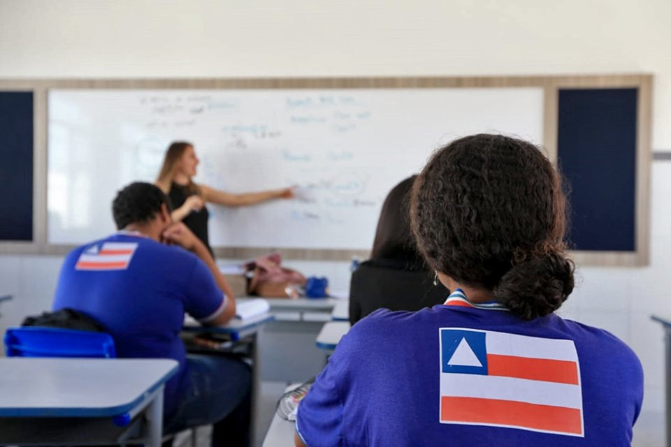 Professores da Bahia terão salário inicial acima de R$ 4,9 mil a partir de maio