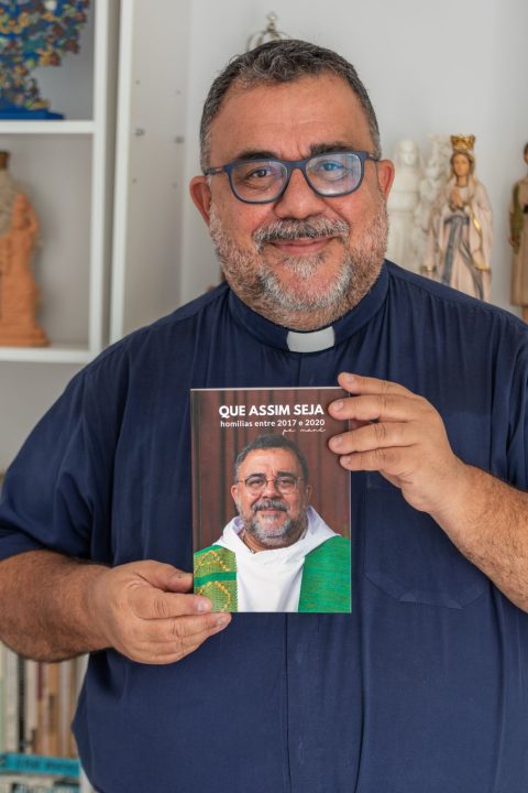 ‘Que Assim Seja’: padre Manoel Filho lança livro em Salvador