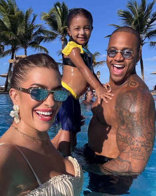 Lore Improta e Léo Santana compartilham registros de férias com a filha Liz:  “Amor, sol e mar”