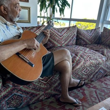 Gilberto Gil curte domingo de descanso com música e receita especial do período que morou em Londres