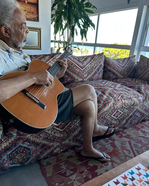 Gilberto Gil curte domingo de descanso com música e receita especial do período que morou em Londres