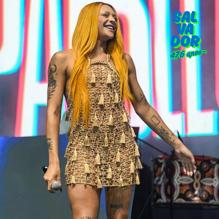 Pabllo Vittar leva multidão de fãs ao delírio nos 476 anos de Salvador