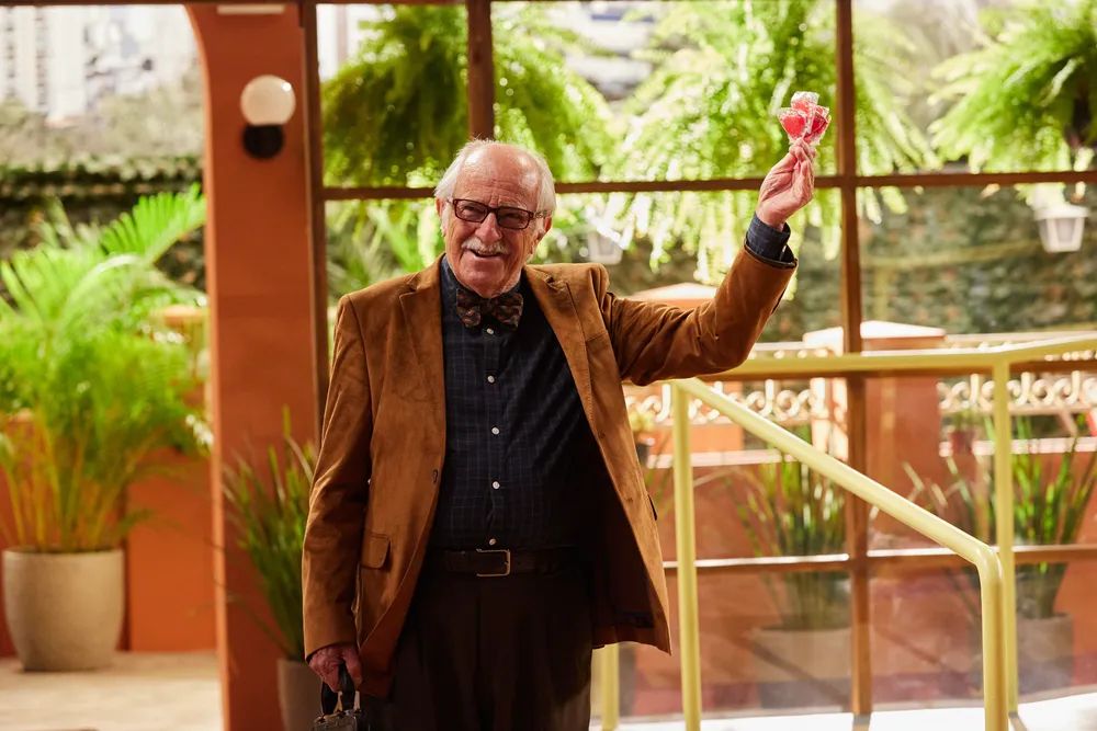 Aos 92 anos, Ary Fontoura celebra renovação de carteira de motorista: ‘Vendo coisas até que não devia’