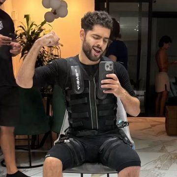 Pedro Sampaio relata recuperação após cirurgia e mostra cicatriz no joelho