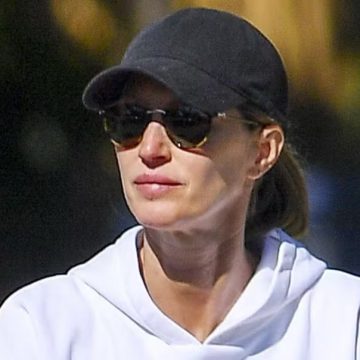 Gisele Bündchen usa moletom de escola do namorado em caminhada com filho recém-nascido