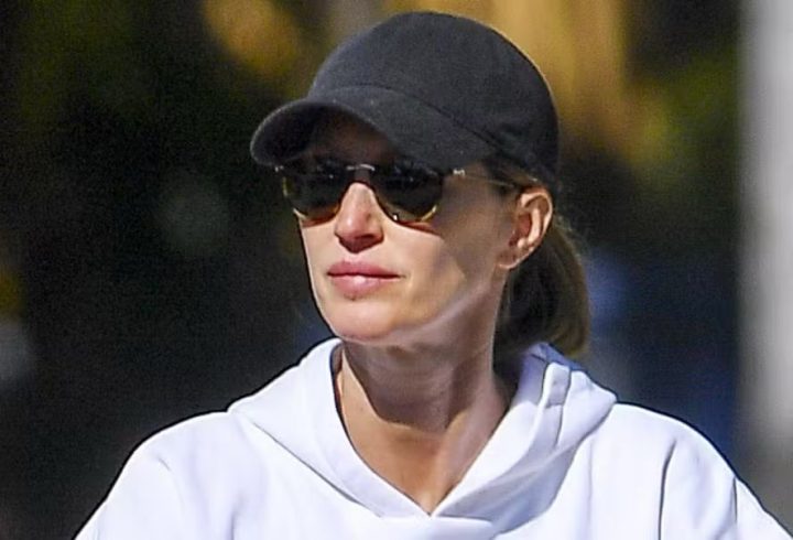 Gisele Bündchen usa moletom de escola do namorado em caminhada com filho recém-nascido