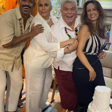 Milton Cunha celebra aniversário de 63 anos ao lado de amigos e namorado em sua cobertura