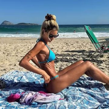 15 quilos mais magra, Yasmin Brunet curte praia no Rio de Janeiro; fotos