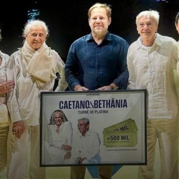 Caetano e Bethânia ganham certificado de platina após venderem 500 mil ingressos em turnê